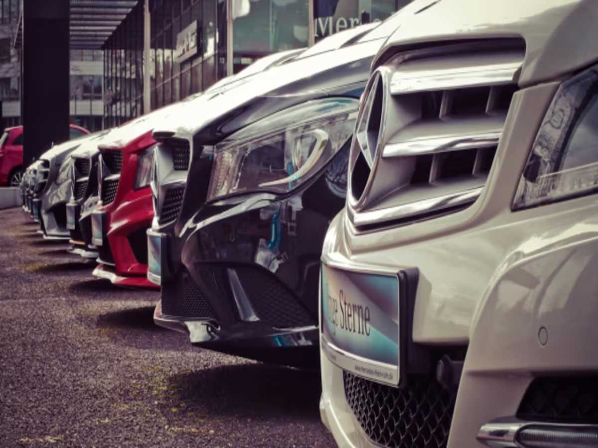 नोएडा में आरोपियों से रिमांड पर पूछताछ के बाद 5 और लग्जरी कार बरामद